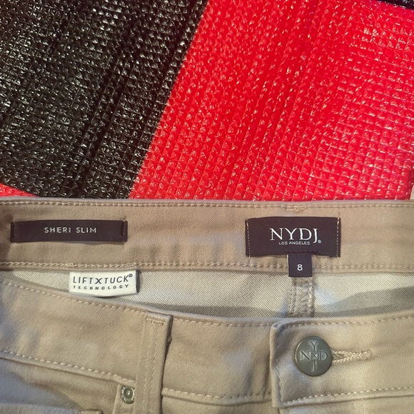 NWT NYDJ Sheri Slim size 8
Inseam 29”
Lift Tuck Technology - Picture 5 of 7
